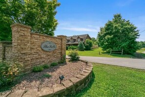 Property grounds - Center Hill Lake - 4 Bedroom, 2 Bath, Pool, Bonus Rm & Deck - 1 Hr to Nashville (TN)