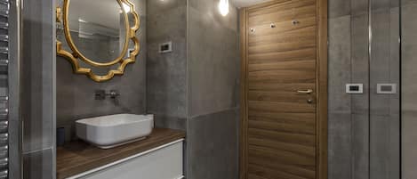 Shower, hair dryer, bidet, towels
