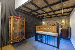 10 Schlafzimmer, Zimmersafe, Schreibtisch, Bügeleisen/Bügelbrett