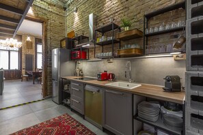 Réfrigérateur, micro-ondes, plaque de cuisson, lave-vaisselle