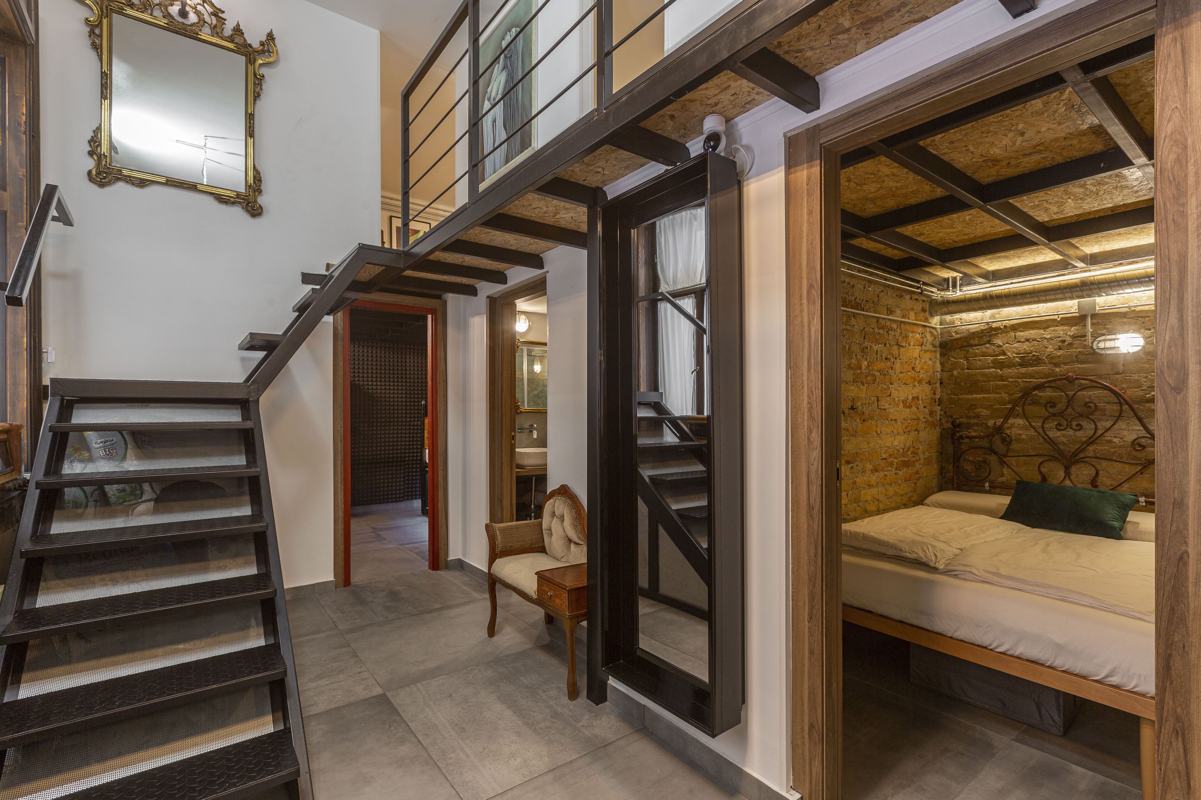 10 Schlafzimmer, Zimmersafe, Schreibtisch, Bügeleisen/Bügelbrett