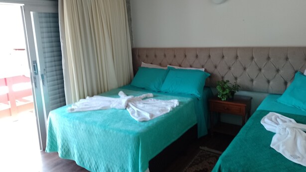 Minibar, blendingsgardiner, strykejern/-brett og wi-fi (inkludert)
