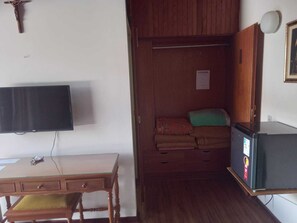 Minibar, rideaux d’obscurcissement, fer et planche à repasser
