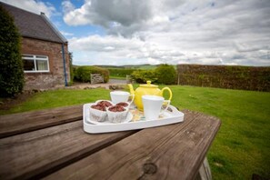 Outdoor dining - Wild Rose in rural location with lovely views on a working farm with walks (Jedburgh)