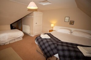 2 bedrooms, travel cot, WiFi, bed sheets