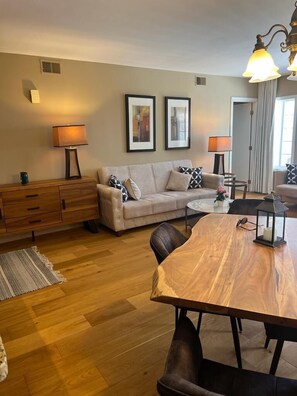 40-inch flat-screen TV with cable channels, TV, fireplace - Luxe Mode One Bedroom with Jetted Tub (Oro-Medonte)