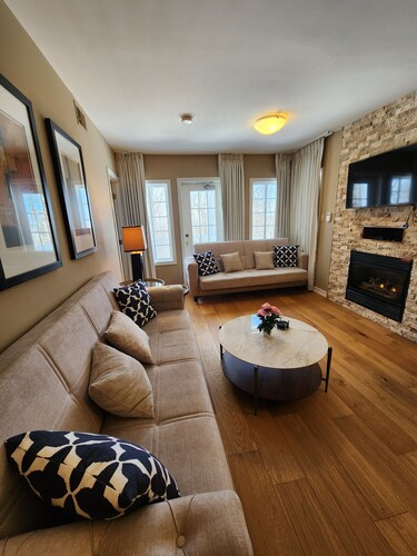 Luxe Mode One Bedroom with Jetted Tub