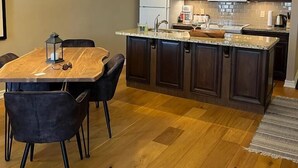 Coffee/tea maker, full-sized fridge, microwave, oven - Luxe Mode One Bedroom with Jetted Tub (Oro-Medonte)