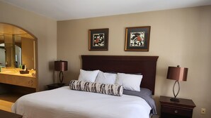 1 bedroom, blackout curtains, iron/ironing board, free WiFi - Luxe Mode One Bedroom with Jetted Tub (Oro-Medonte)