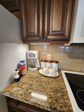 Private kitchen - Luxe Mode One Bedroom with Jetted Tub (Oro-Medonte)