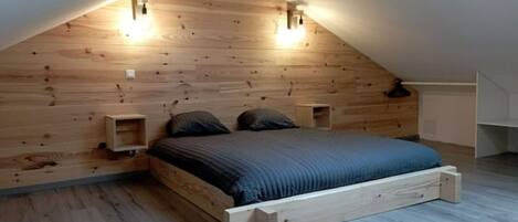 1 quarto, ferros/tábuas de passar roupa, berço de viagem