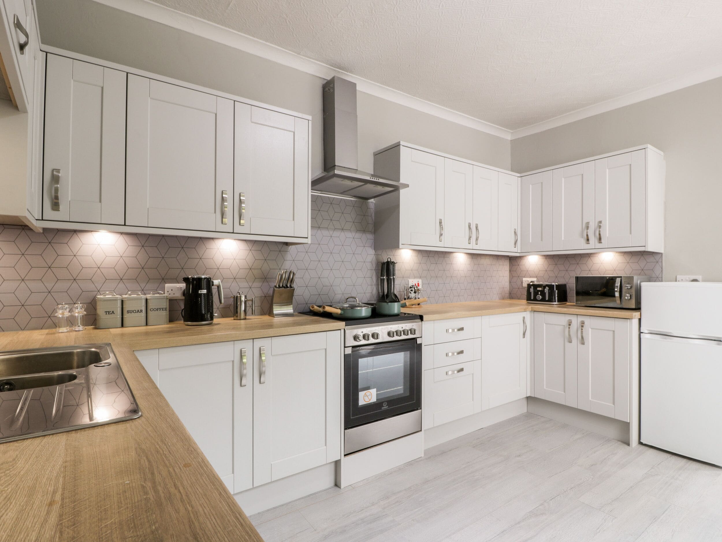 Refrigerador, tetera/pava eléctrica, tostadora, utensilios de cocina