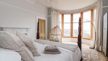 2 Schlafzimmer, individuell dekoriert, individuell eingerichtet