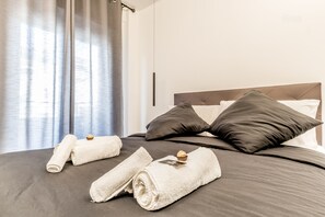 2 habitaciones, caja de seguridad en la habitación y escritorio