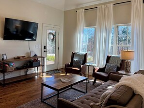 Smart TV, chimenea y libros 