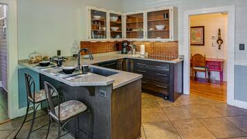 Coffee/tea maker, fridge, microwave, stovetop