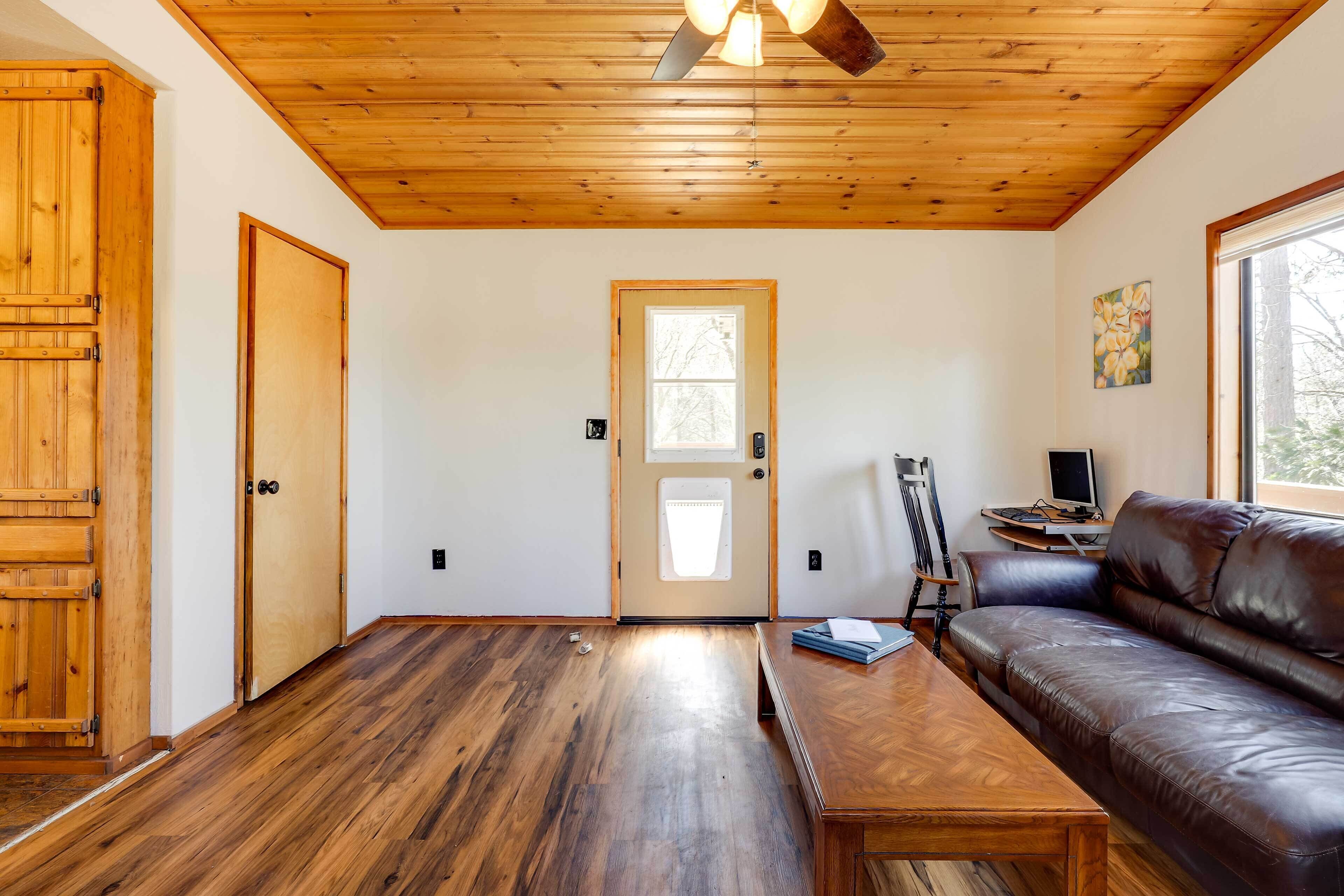 Petite Chalet with Deck near Loch Lomond!