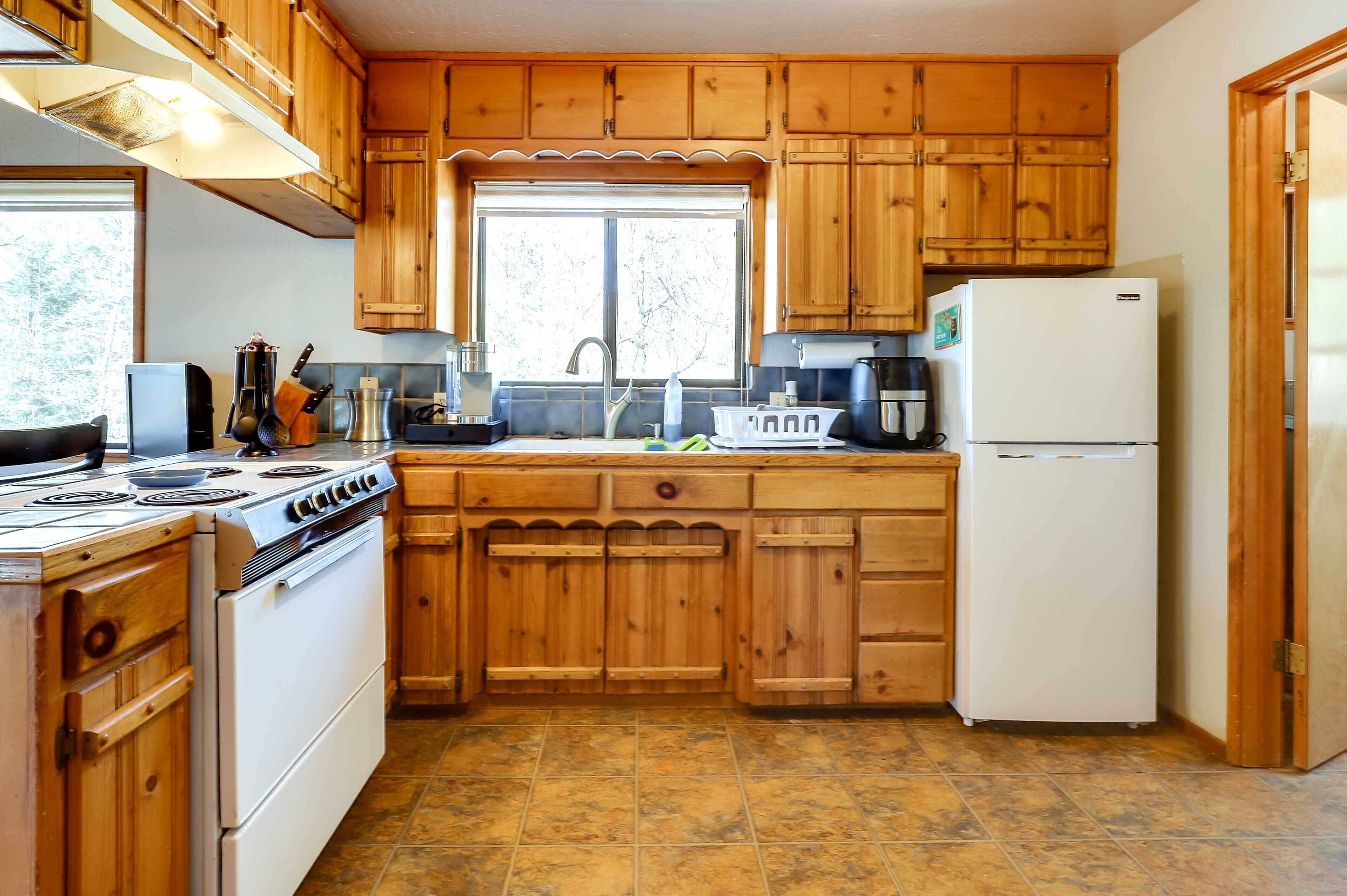 Petite Chalet with Deck near Loch Lomond!