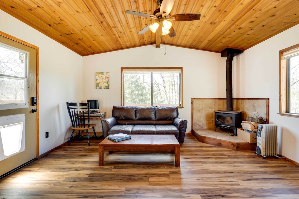 Petite Chalet with Deck near Loch Lomond!
