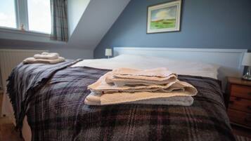 3 bedrooms, travel cot, WiFi, bed sheets