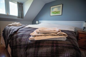 3 bedrooms, travel cot, WiFi, bed sheets - Owl Cottage, in Rural Farm Location with Games Room (Jedburgh)