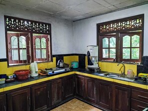 Refrigerador, parrilla de estufa, tetera eléctrica y comedor 