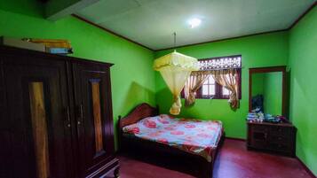 3 bedrooms, in-room safe, WiFi, bed sheets
