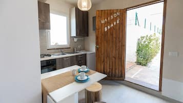 Fridge, oven, stovetop, coffee/tea maker