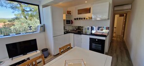 Réfrigérateur, four à micro-ondes, un four, surface de cuisson
