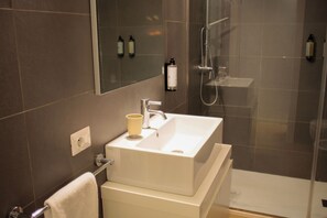 Ducha, artículos de higiene personal gratuitos, secador de pelo y bidé