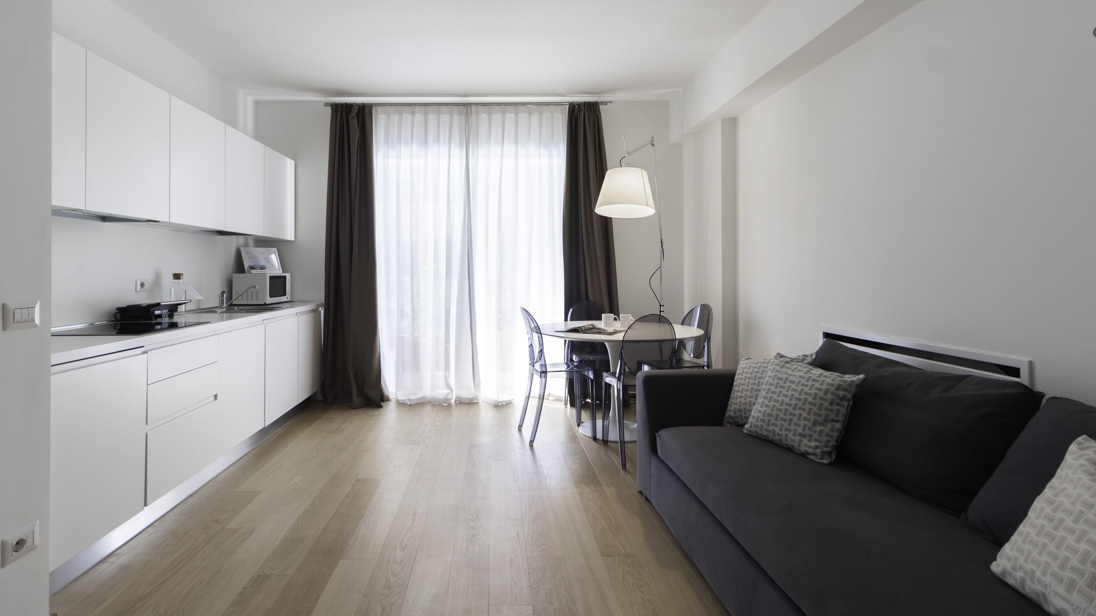 City-Apartment | Wohnbereich | 55-Zoll-Flachbildfernseher mit Satellitenempfang, Fernseher