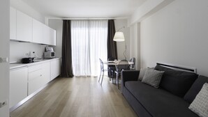 A modern apartment with a kitchen, dining area, and a living room. - Italianway - Corso Como 11 (Milan)