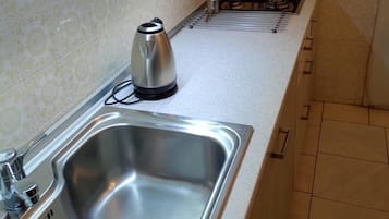 Kjøleskap, mikrobølgeovn, ovn og kokeplater