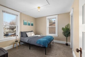 4 bedrooms, laptop workspace, free WiFi, bed sheets - West Side Historic Home (Grand Rapids)