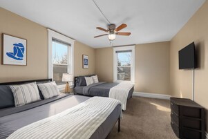 4 多间卧室、笔记本电脑工作区、免费 WiFi、床单