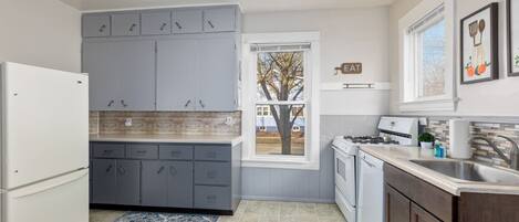 Refrigerador con freezer, horno, placa de cocina, lavavajillas