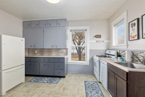 Comfort-Haus | Eigene Küche | Großer Kühlschrank, Ofen, Herdplatte, Geschirrspüler