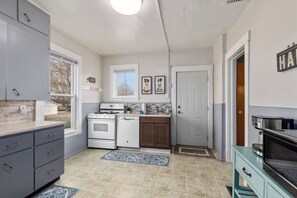 Comfort House | Private kitchen | Full-sized fridge, oven, stovetop, dishwasher - West Side Historic Home (Grand Rapids)