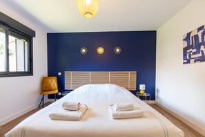 4 bedrooms, iron/ironing board, WiFi, bed sheets