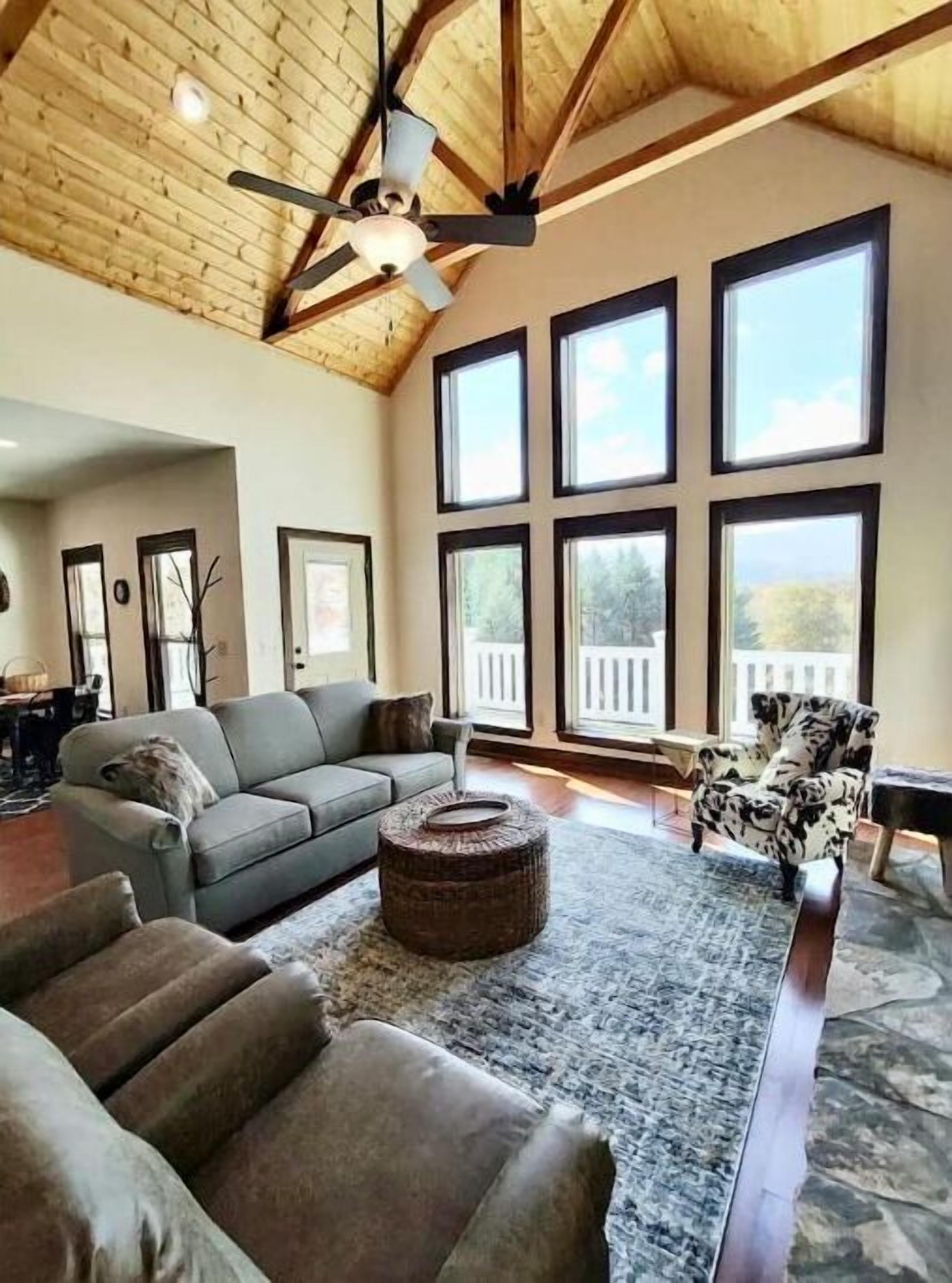 Private cottage with mountain views