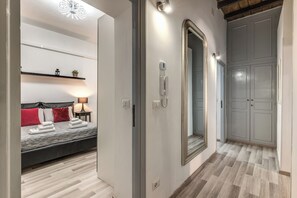 2 Schlafzimmer, Schreibtisch, Bügeleisen/Bügelbrett, Reisekinderbett