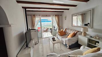 TV connectée, cheminée, livres, imprimantes