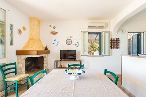 Dining - Stone Hill House by BarbarHouse (Torre Vado)