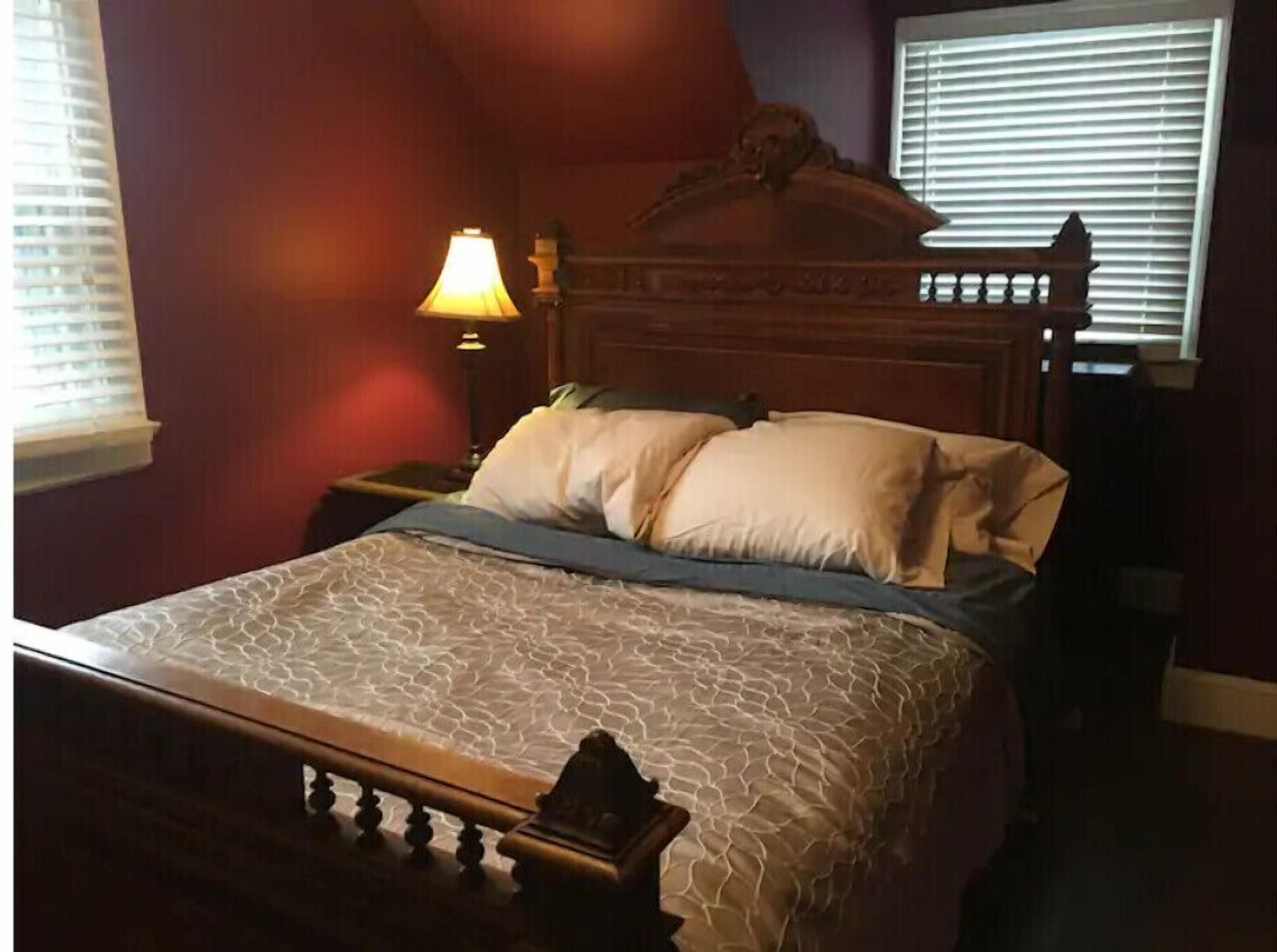 1930's home, downtown- free cancellations