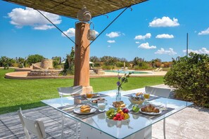 Outdoor dining - Masseria Sant`Eleuterio - Junior Suite (Collepasso)