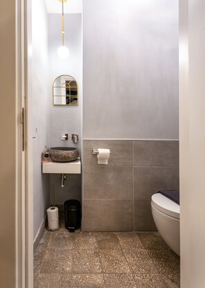 Een douche, een haardroger, handdoeken