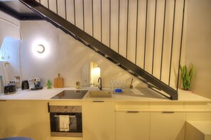 Frigorífico, horno, placa de cocina y cafetera o tetera