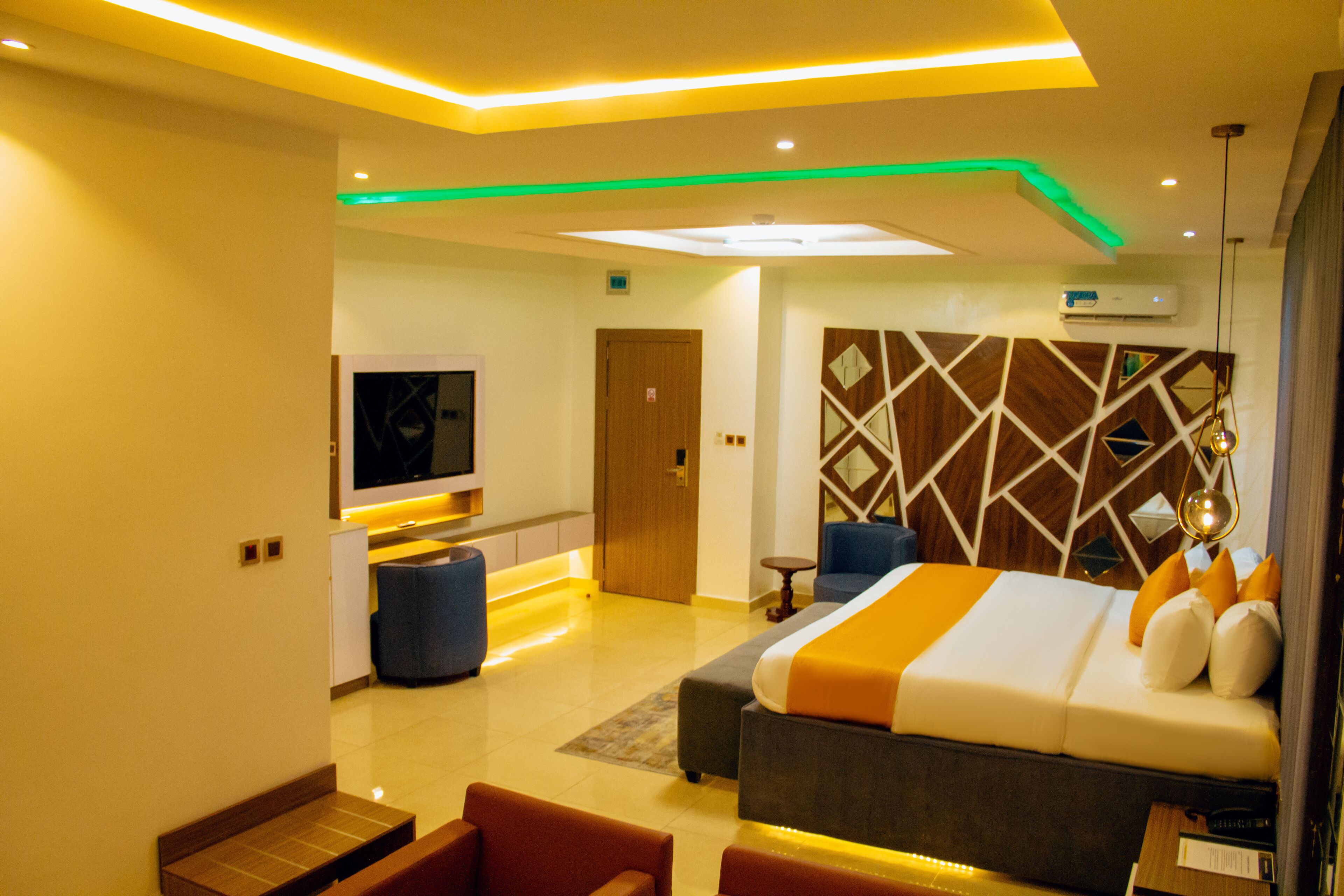 ロイヤル スタジオスイート | デスク、WiFi (無料)、ベッドシーツ