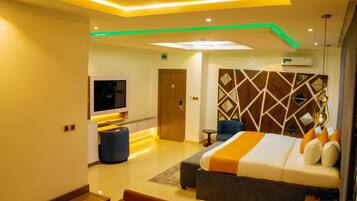 Royal Studio Suite | Desk, free WiFi, bed sheets