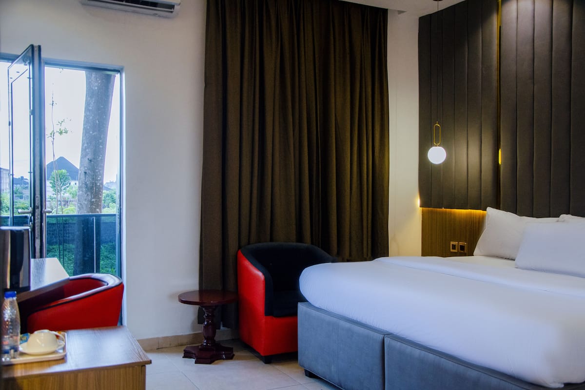 Studio Suite Deluks | Meja kerja, Wi-Fi gratis, dan seprai linen